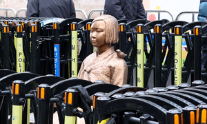 혐오·철거 시위에… 5년째 울타리에 갇힌 소녀상