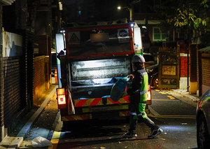 그날 새벽, 청소차 뒷발판에 올라탄 아버지는 돌아오지 못했다