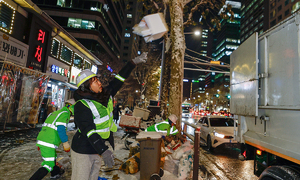 하룻밤 3만보 걸으며 시간 쫓겨 투척… 미화원의 새벽은 ‘사투’다 [탐사기획-당신이 잠든 사이]