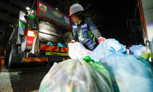 [단독] '쓰레기 슛' 하루 수백번…허리·어깨 먼저 무너졌다