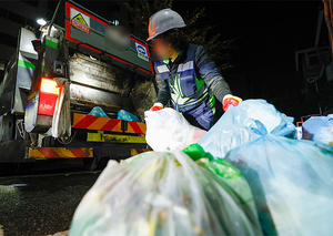 [단독] '쓰레기 슛' 하루 수백번…허리·어깨 먼저 무너졌다