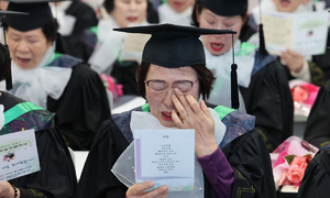‘평균나이 72.4세’ 영등포늘푸름학교 졸업생들 만세∼ [한강로 사진관]