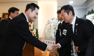 故이해찬 빈소서 악수 나눈 여야대표
