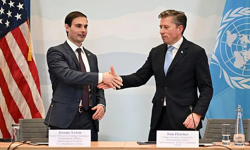 지난 2025년 12월&nbsp;스위스 제네바 유엔 유럽사무소에서&nbsp;제레미 르윈 미국 국무부 해외원조 담당 차관(왼쪽)과&nbsp;톰 플레처 유엔 긴급구호 담당 사무차장이 양해각서(MOU)를 체결한 뒤 악수하고 있다.&nbsp;MOU에는 미 행정부가 유엔의 인도주의 프로그램 지원에 20억달러를 지원하는 내용이 담겼다.&nbsp;EPA연합뉴스