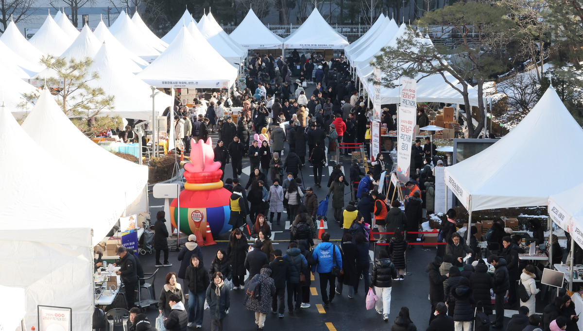 3일 서울 강남구청에서 열린 2026 강남구 설맞이 직거래 장터에서 고객들이 상품을 구매하고 있다. 이번 직거래 장터에는 전국 40여 개 지자체와 80여 개 생산 농가가 참여해 주요 명절 제수용품부터 지역 대표 특산물 등 산지 직송 상품을 한 자리에서 합리적인 가격에 구매할 수 있다.