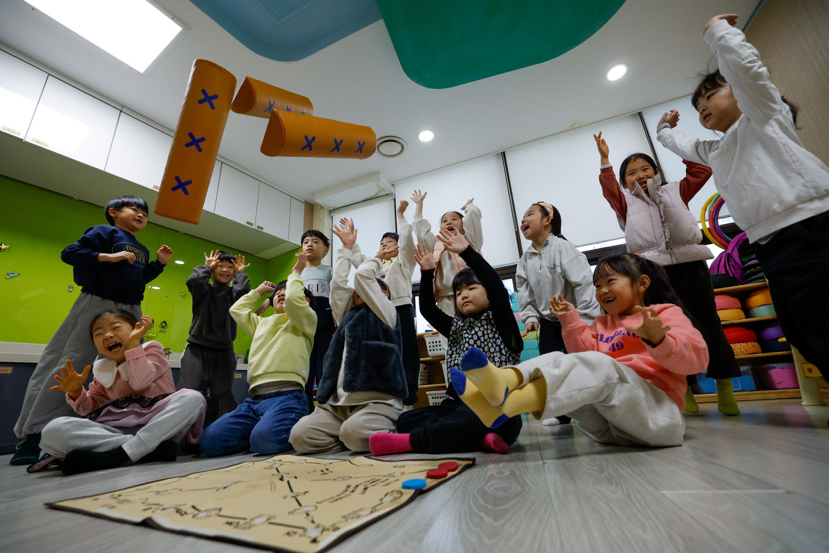 입춘을 하루 앞둔 3일 서울 송파구청 어린이집에서 어린이들이 윷놀이를 하고 있다.