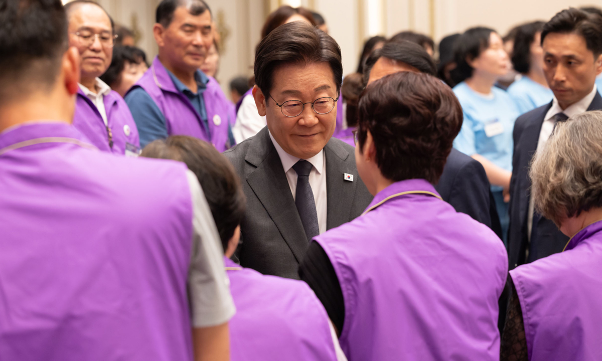 지난 2025년 7월 16일 이재명 대통령이 청와대 영빈관에서 열린 '기억과 위로, 치유의 대화' 사회적 참사 유가족과 간담회에서 이태원 참사 유가족과 인사하고 있다. 연합뉴스