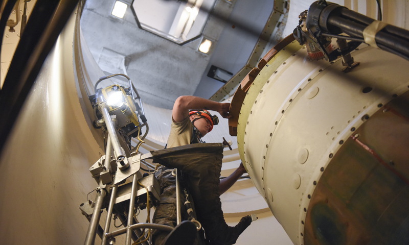 미국의 ICBM 미니트맨을 정비하는 미국 공군 병사 모습. AP연합뉴스 핵무기