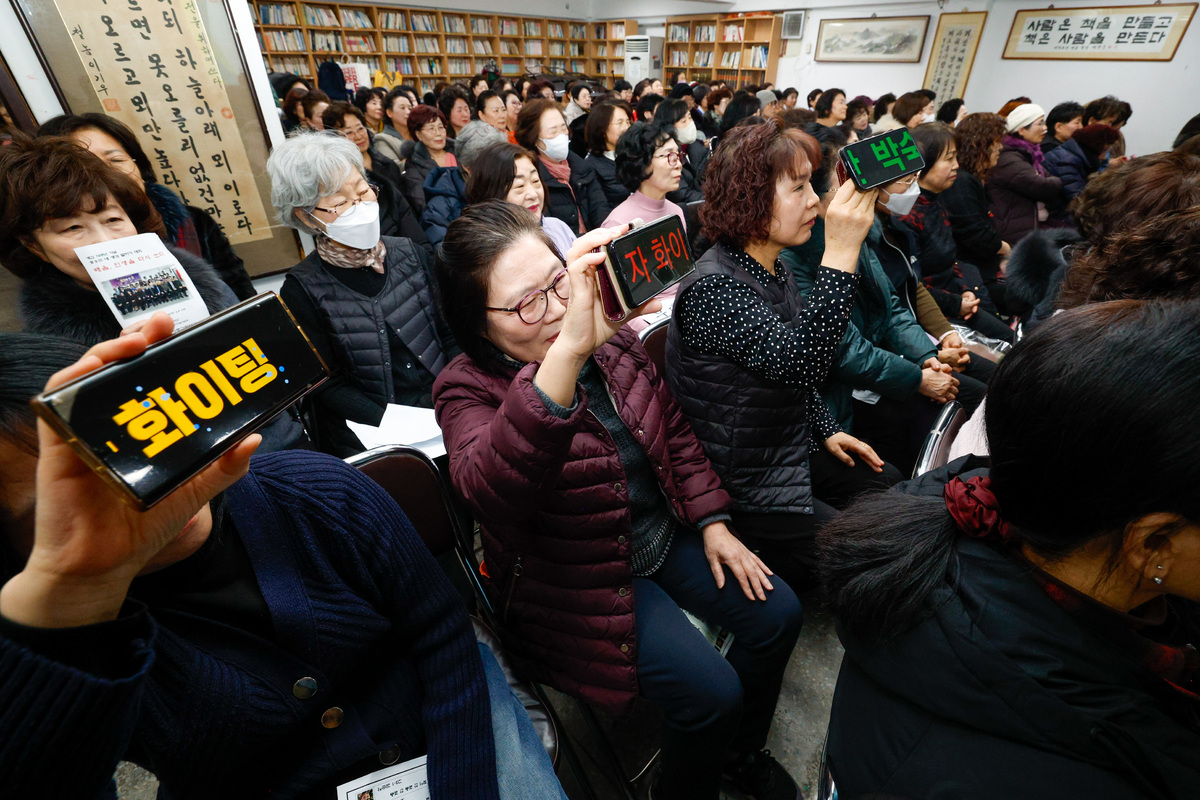 3일 서울 마포구 일성여자중고등학교에서 열린 '내 생각 말하기 대회'에서 만학도 어르신들이 대회에 나선 급우를 응원하고 있다.