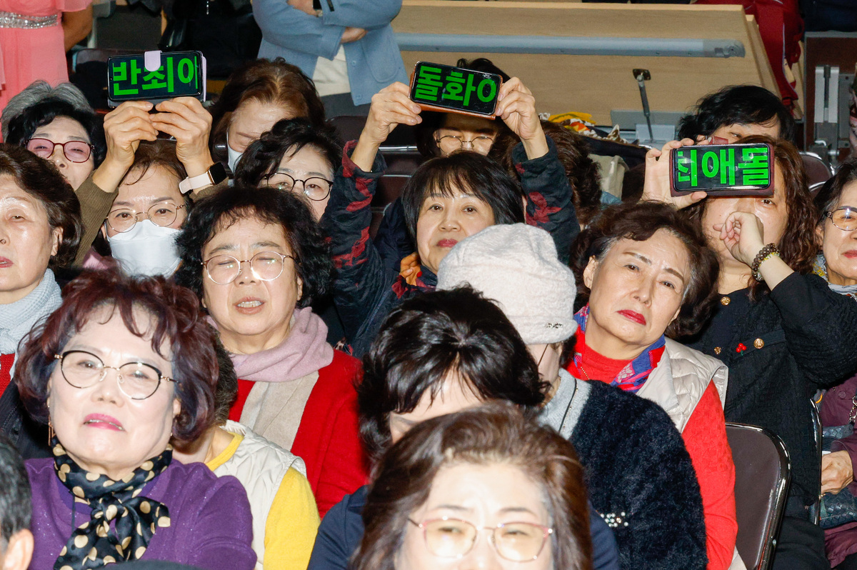 3일 서울 마포구 일성여자중고등학교에서 열린 '내 생각 말하기 대회'에서 만학도 어르신들이 대회에 나선 급우를 응원하고 있다.