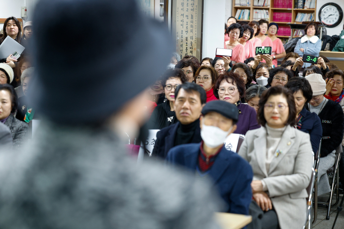 3일 서울 마포구 일성여자중고등학교에서 열린 '내 생각 말하기 대회'에서 만학도 어르신들이 대회에 나선 급우를 응원하고 있다.