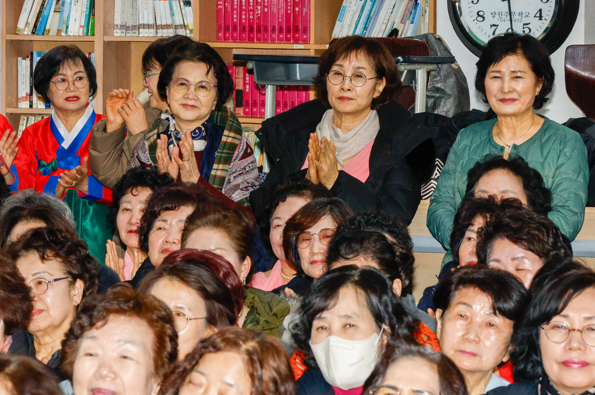 3일 서울 마포구 일성여자중고등학교에서 열린 '내 생각 말하기 대회'에서 만학도 어르신들이 대회에 나선 급우를 응원하고 있다.