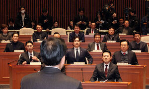 “나와 봐 인마” “나왔다, 어쩔래”…국힘 ‘한동훈 제명’ 난장판 의총