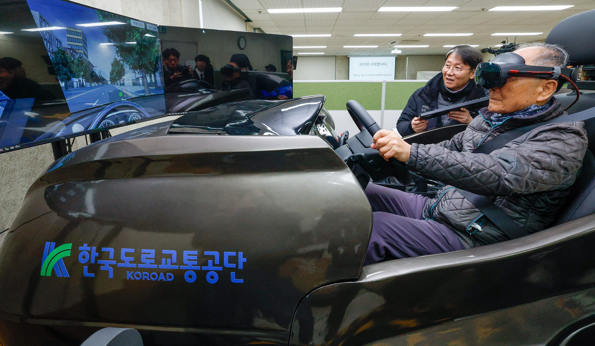 경찰청이 한국도로교통공단과 고령운전자를 대상으로 한 ‘실차 및 가상환경(VR) 기반 운전능력진단시스템’ 시범운영에 들어간 11일 서울 강서구 강서운전면허시험장에서 한 고령운전자가 VR 장비에 탑승해 운전능력을 측정하고 있다. 유희태 기자