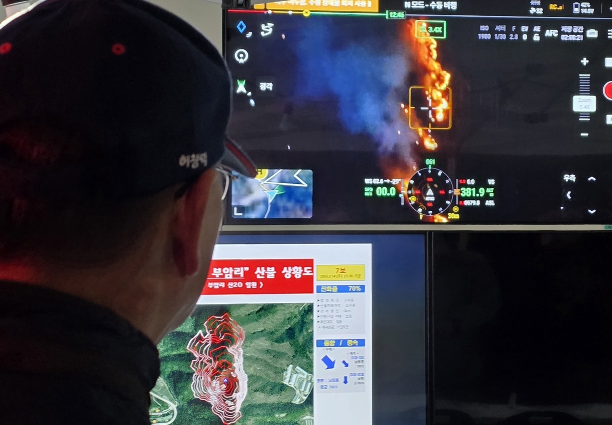 지난 2월14일 충남 금산군 진산면 백마산에서 발생한 산불 현장지휘소에서 산림청 관계자가 드론으로 촬영한 현장 영상을 보고 있다. 금산=뉴스1