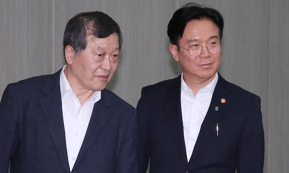 김영훈 고용노동부 장관과 박수근 중앙노동위원장이 오는 3월 '노란봉투법'(노동조합 및 노동관계조정법 2·3조 개정 법률) 시행을 앞두고 4일 세종컨벤션센터에서 열린 '고용노동부·중앙노동위 공동 워크숍'에 참석하고 있다. 연합뉴스