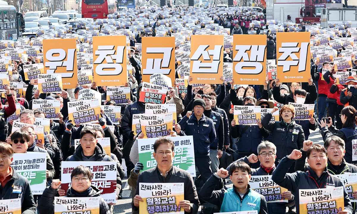 민주노총 조합원들이 10일 서울 종로구 세종대로 일대에서 열린 민주노총 투쟁 선포대회에서 구호를 외치고 있다