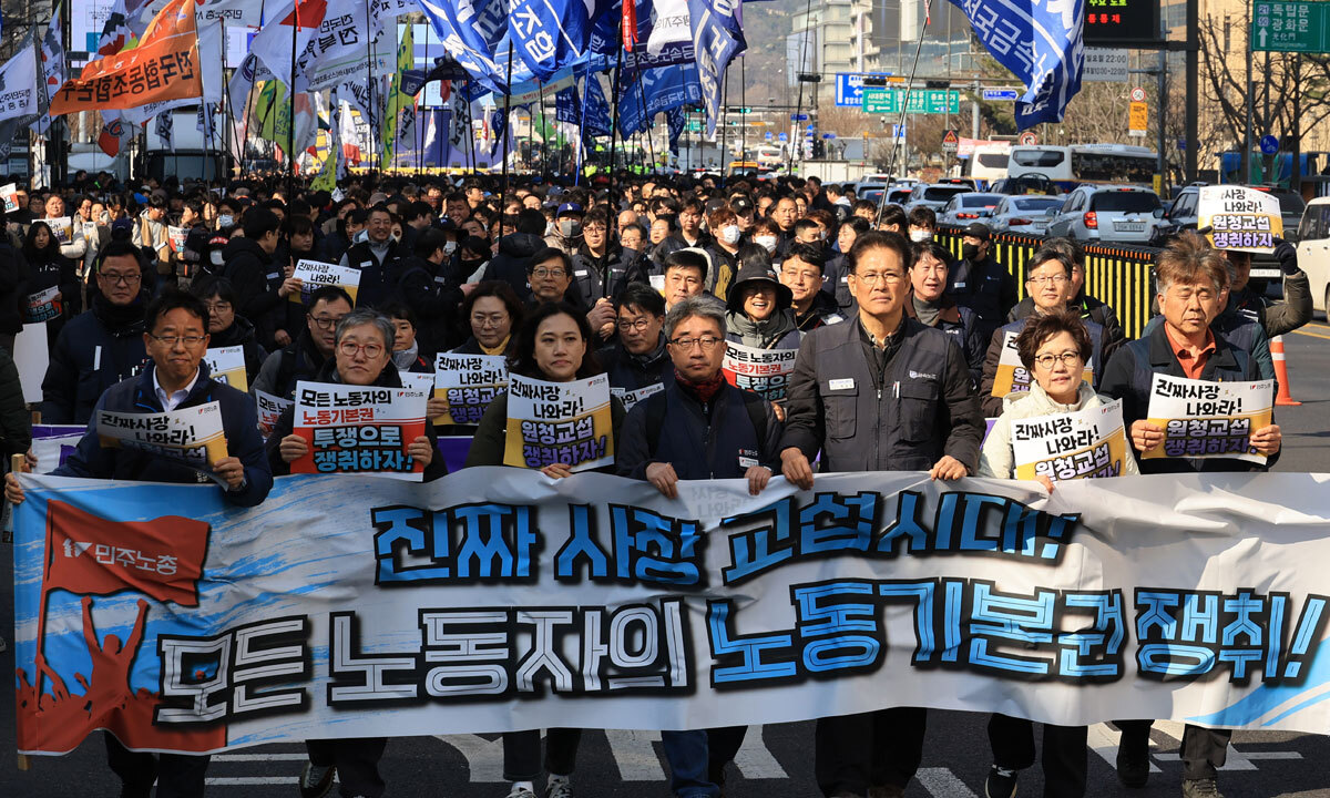 '노란봉투법'(노동조합 및 노동관계조정법 2·3조 개정 법률) 시행 첫날인 10일 서울 세종로에서 열린 민주노총 투쟁 선포대회에서 집회를 마친 민주노총 조합원 등이 행진하고 있다. 연합