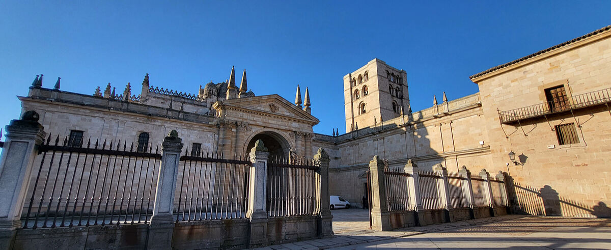 사모라 대성당 입구. 필자 제공
