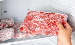 냉동실에 오래 둔 고기 하얗게 변했다면 먹어도 될까