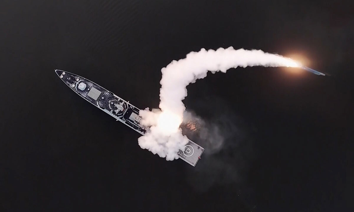 북한의 신형 구축함 최현호가 10일 전략순항미사일을 발사하고 있다. 김정은 국무위원장은 딸 주애와 이를 화상으로 참관했다.&nbsp;조선중앙TV·뉴시스