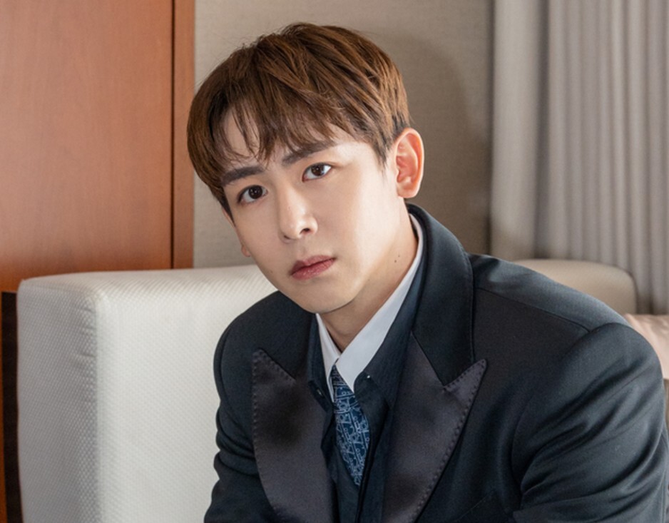 2PM의 멤버 닉쿤이 한 팬에게 극심한 스토킹 피해를 당했다고 고백했다. 뉴시스