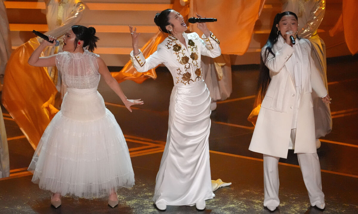 헌트릭스 3人 열창 15일(현지시간) 미국 로스앤젤레스 할리우드 돌비극장에서 열린 제98회 아카데미 시상식에서 넷플릭스 애니메이션 영화 ‘케이팝 데몬 헌터스’에 등장하는 K팝 걸그룹 ‘헌트릭스’ 역할을 한 레이 아미(왼쪽부터), 이재(EJAE), 오드리 누나가 주제곡 ‘골든(Golden)’을 열창하고 있다. 로스앤젤레스=AP연합뉴스