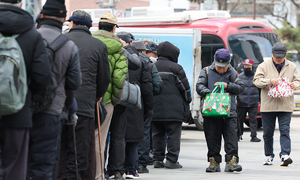 李대통령 “소득 적은 노인에 기초연금 더”…전문가들 “전반적 개혁해야”