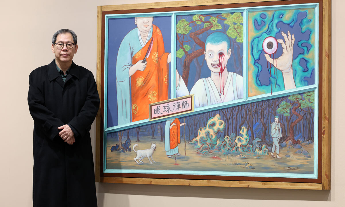 박찬경 작가가 19일 서울 종로구 국제갤러리에서 작품 ‘안구선사(眼球禪師)’를 배경으로 개인전 기자간담회를 하고 있다. 뉴시스