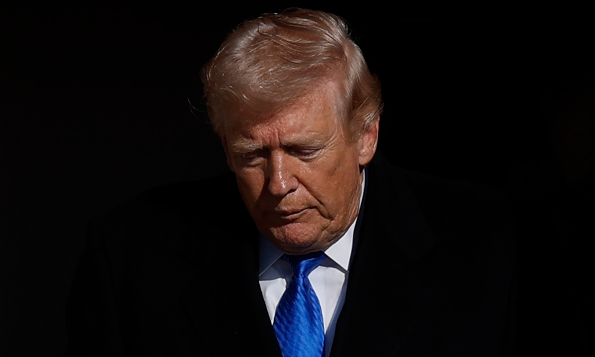 도널드 트럼프 미국 대통령이 23일(현지시간) 미국 메릴랜드주 앤드루스합동기지에 도착해 대통령 전용기에서 굳은 표정으로 내리고 있다. 트럼프 대통령은 48시간 최후통첩을 앞두고 공격 유예를 전격 선언하면서 이란과 협상하고 있다고 밝혔다. 앤드루스합동기지=AP연합뉴스