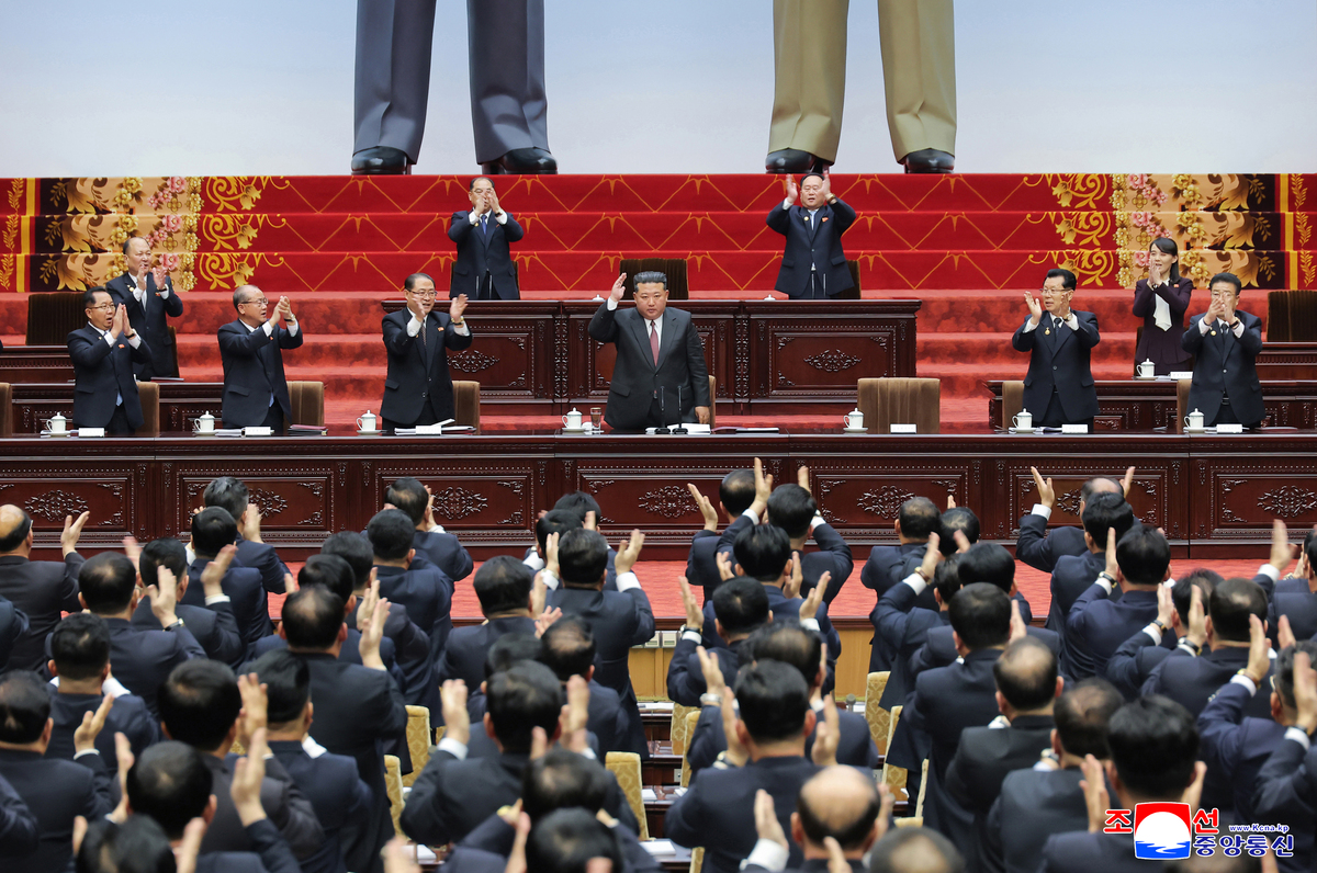 김정은 국무위원장 박수 속 재추대 지난 22일 열린 북한 최고인민회의에서 김정은 국무위원장(가운데)이 국무위원장에 만장일치로 재추대된 뒤 참석자들의 축하를 받고 있다. 최고인민회의는 남한의 국회에 해당하는 조직이다.평양=신화통신·뉴시스