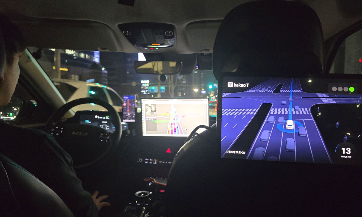 카카오모빌리티 ‘서울 자율차’ 운전석과 승객석에 각각 장치된 AVV와 엔지니어링 화면에 주변 차량 정보가 나오고 있다. 카카오모빌리티 제공