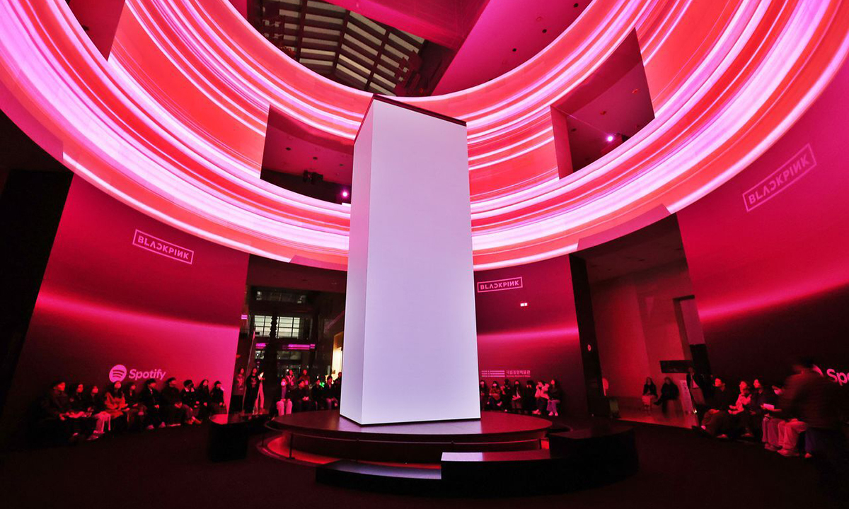 지난달 서울 용산구 국립중앙박물관 내 광개토대왕릉비에서 열린 블랙핑크 새 앨범 ‘데드라인(DEADLINE)’ 사전 청음 행사에서 팬들이 신곡을 들어보고 있다. 연합뉴스