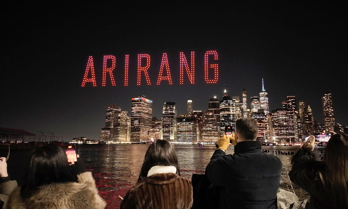 18일(현지시간) 방탄소년단(BTS)의 정규 5집 ‘아리랑(ARIRANG)’ 발표를 앞두고 미국 뉴욕 브루클린 브리지 상공에서 BTS의 컴백을 기념하는 드론쇼가 진행되고 있다. 빅히트뮤직 제공