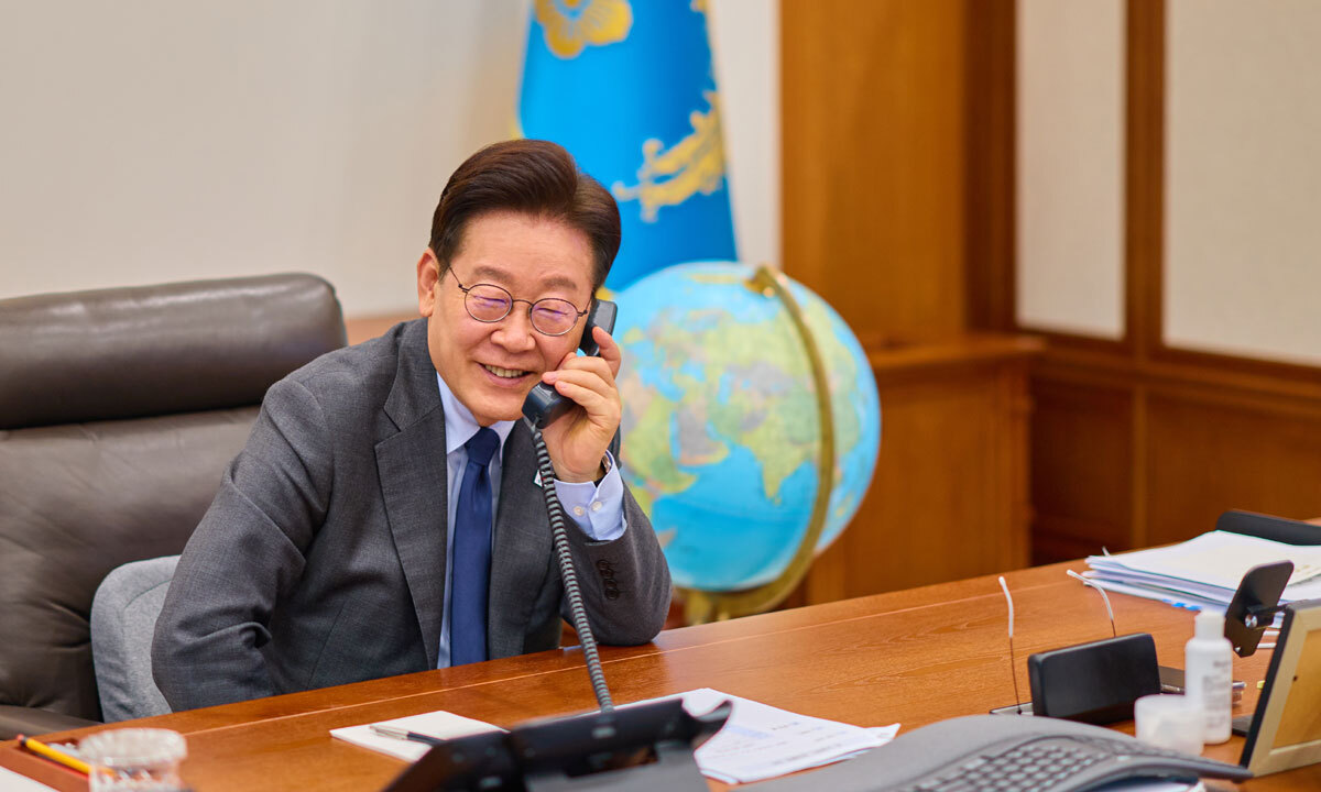 이재명 대통령이 24일 청와대에서 크리스토퍼 럭슨 뉴질랜드 총리와 전화 통화를 하고 있다. 청와대 제공