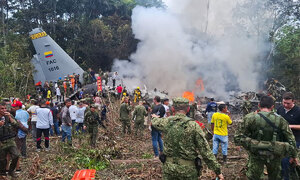 콜롬비아 軍 수송기 추락… 최소 66명 사망