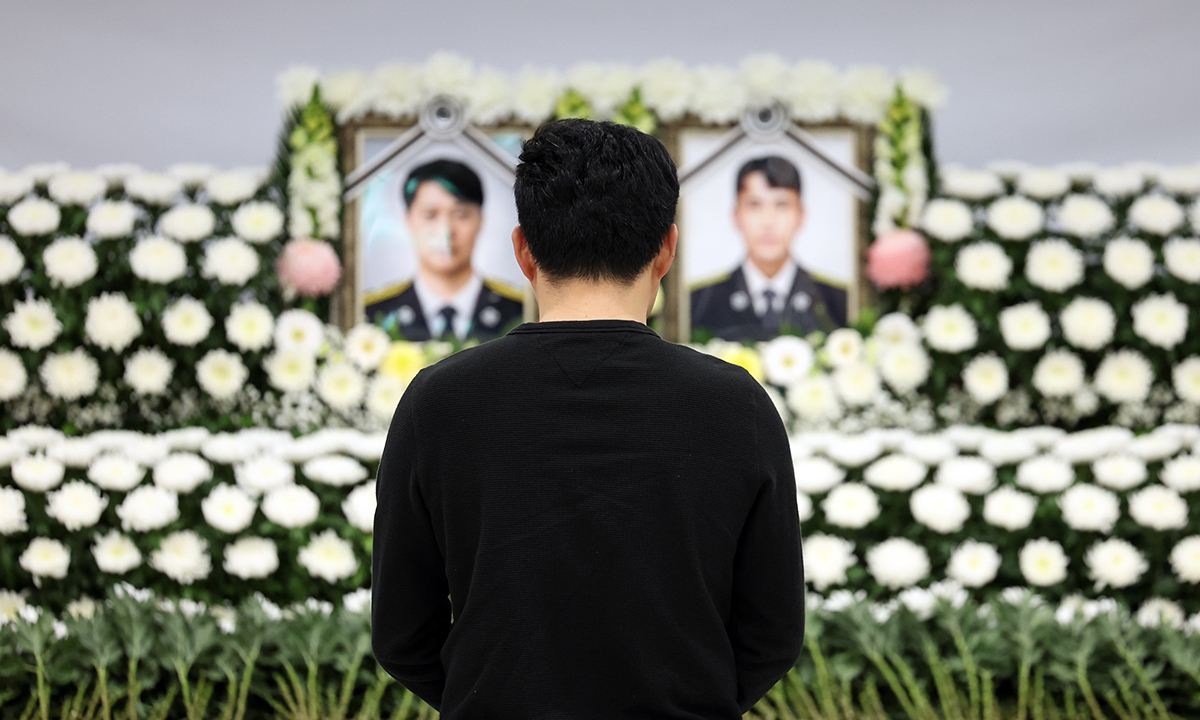 화재 현장서 숨진 두 소방관의 넋을 기리며 (완도=연합뉴스) 김혜인 기자 = 13일 전남 완도군 문화예술의전당에 마련된 故(고) 박승원 소방위·노태영 소방사를 위한 합동분향소에서 추모객이 헌화하고 있다. 2026.4.13 in@yna.co.kr/2026-04-13 17:38:54/ &amp;lt;저작권자 ⓒ 1980-2026 ㈜연합뉴스. 무단 전재 재배포 금지, AI 학습 및 활용 금지&amp;gt;