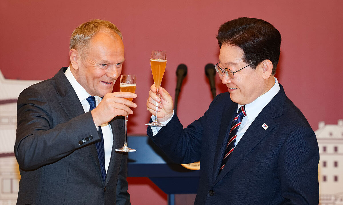 13일 청와대에서 도날트 투스크 폴란드 총리(왼쪽) 방한을 환영하는 공식 오찬이 열린 가운데 투스크 총리와 이재명 대통령이 건배를 하고 있다.&nbsp;청와대사진기자단