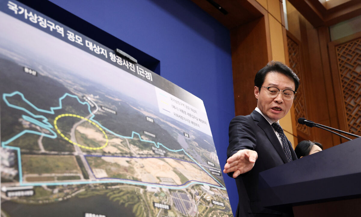 靑, 대통령 세종 집무실 신속 공사 지시 이규연 청와대 홍보소통수석이 14일 청와대 춘추관에서 세종 집무실 관련 브리핑을 하고 있다. 이 수석은 “대통령 세종 집무실 건립을 위한 부지조성 공사를 15일 입찰 공고한다”며 “임기 내 대통령 세종 집무실을 이용할 수 있도록 신속하게 공사하라”고 지시했다고 밝혔다. 뉴시스