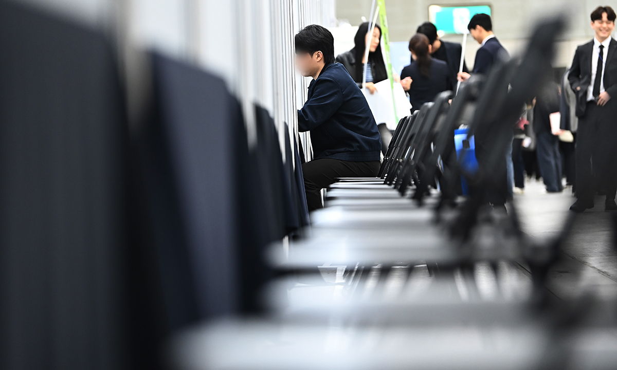 지난 9일 경기 수원시 영통구 수원컨벤션센터에서 열린 2026 수원시 일자리박람회를 찾은 구직자가 취업상담을 하고 있다. 뉴시스
