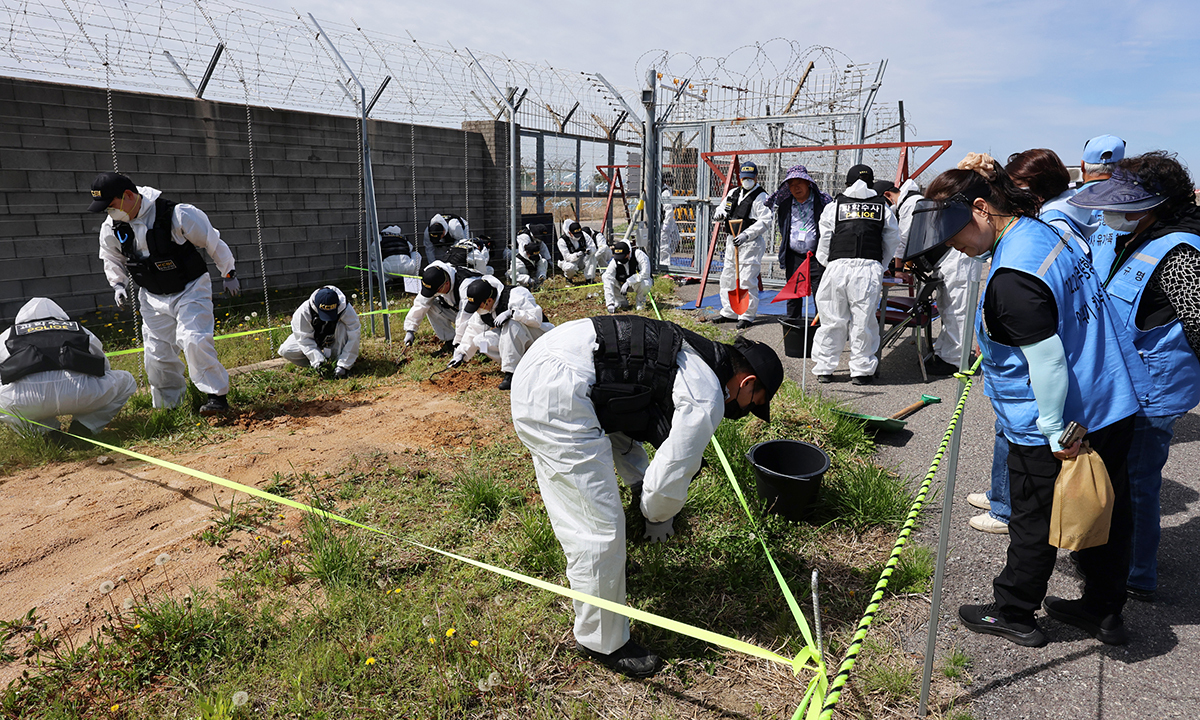 지난 13일 전남 무안국제공항에서 경찰과학수사대가 제주항공 여객기 참사 미수습 유해를 찾기 위해 재수색하고 있다. 연합뉴스