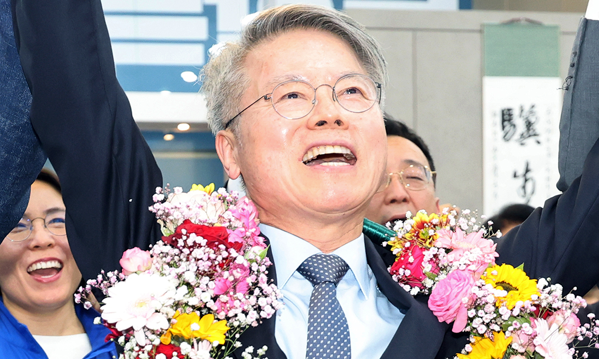 더불어민주당 민형배 전남광주특별시장 후보가 14일 광주 서구 마륵동 선거사무소에서 당내 최종 경선에서 이긴 뒤 축하 퍼포먼스를 하고 있다. 이날 더불어민주당 중앙당은 전남광주특별시장 후보로 민 후보를 확정했다. 연합뉴스