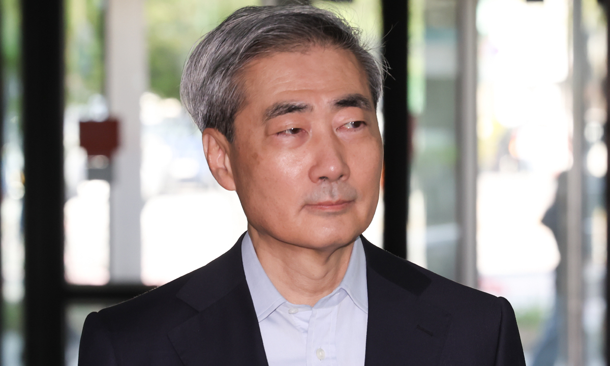 신현송 한국은행 총재 후보자가 지난 14일 오전 서울 중구 한화금융플라자에 마련된 청문회 준비 사무실로 출근하고 있다. 뉴스1