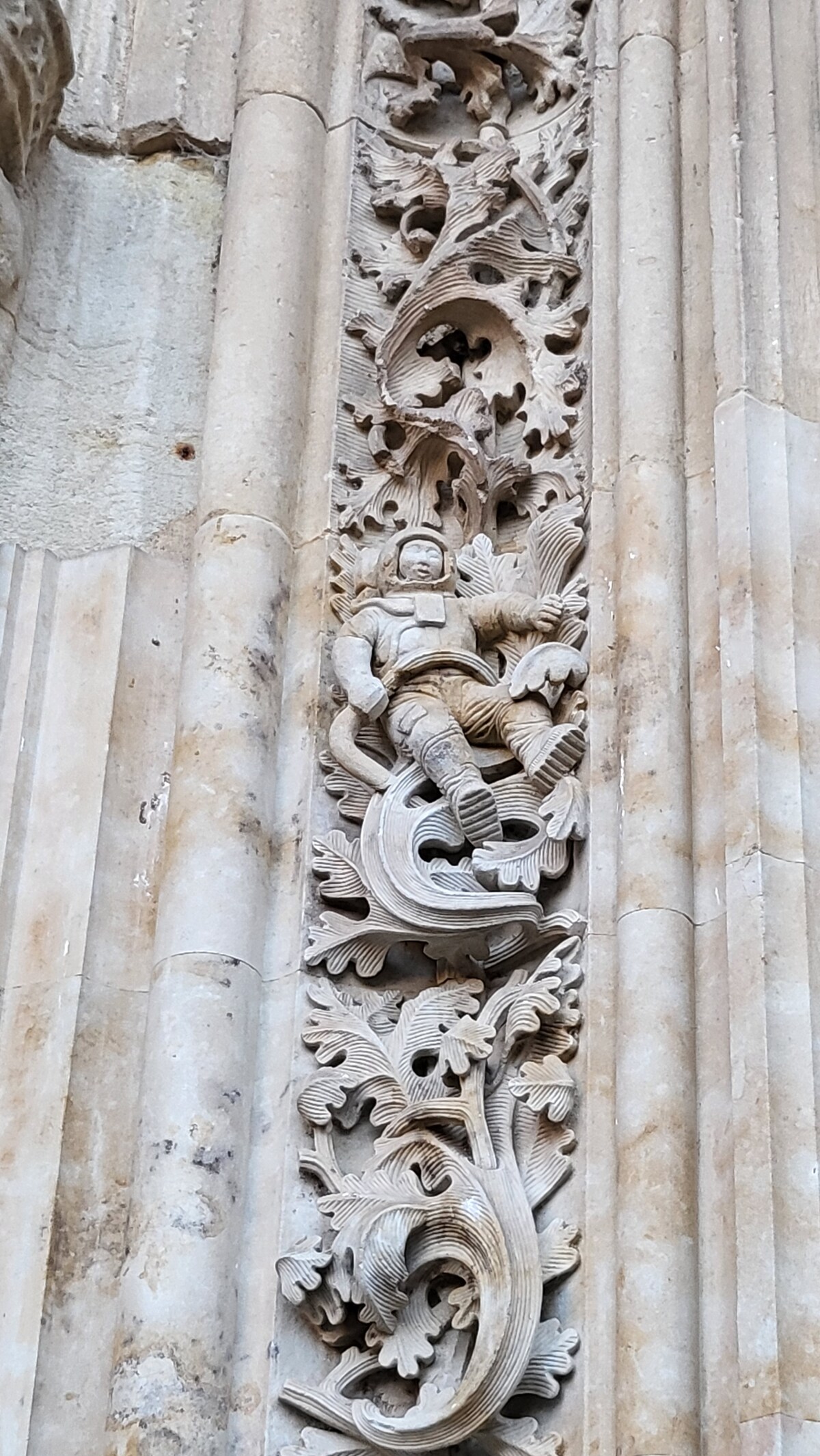 신 대성당 푸에르타 데 라모스 문 외부 벽 조각 중 우주비행사 모습. 필자 제공