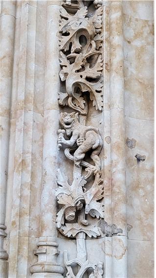 신 대성당 푸에르타 데 라모스 문 외부 벽 조각 중 아이스크림을 먹는 용의 모습. 필자 제공