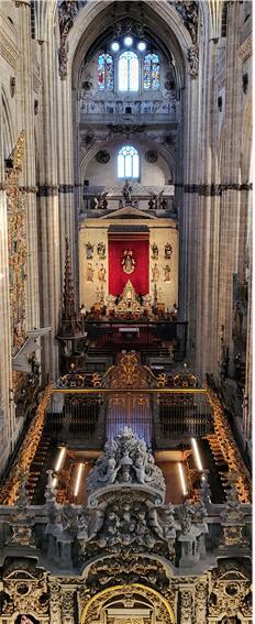 살라망카 신성당 제단과 성가대석.&nbsp;필자 제공