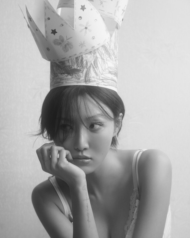 매 방송마다 한 편의 뮤지컬을 연상케 하는 퍼포먼스를 선보이는 화사.&nbsp;피네이션 제공