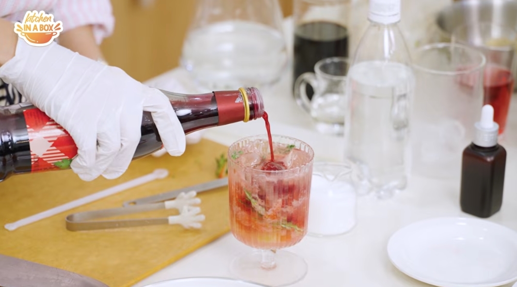 레드와인비니거를 음료에 섞는 모습. 산도가 높은 식초류인 만큼 원액보다 충분히 희석해 마시는 것이 권장된다. 유튜브 채널 ‘키친인어박스’ 캡처