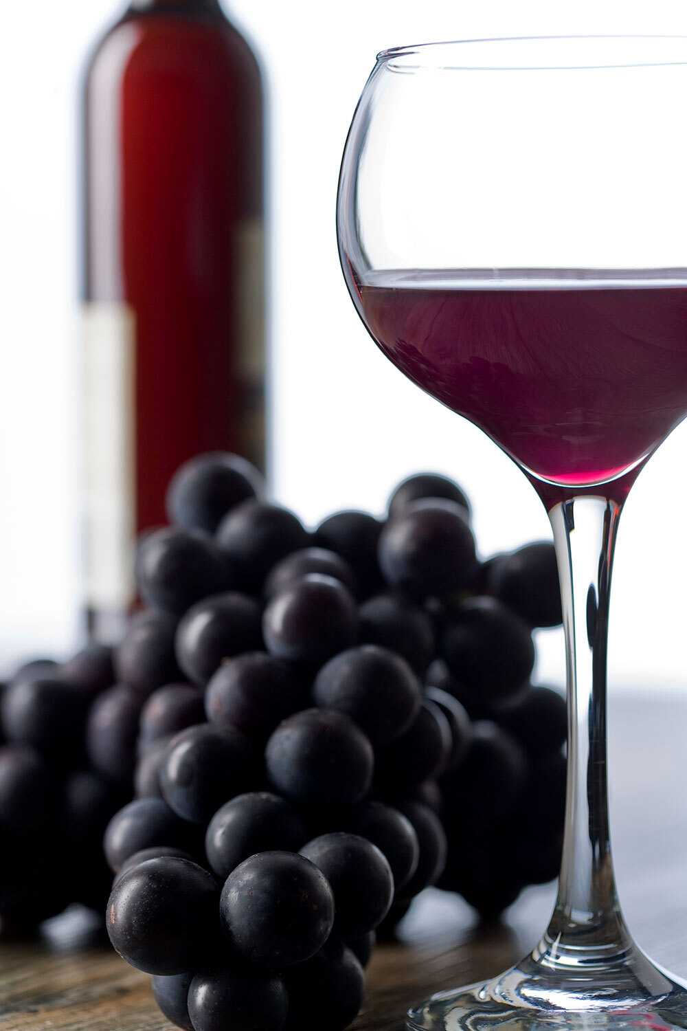 포도와 레드와인. 레드와인비니거는 적포도주를 한 번 더 발효해 만든 식초다. 사진=클립아트코리아
