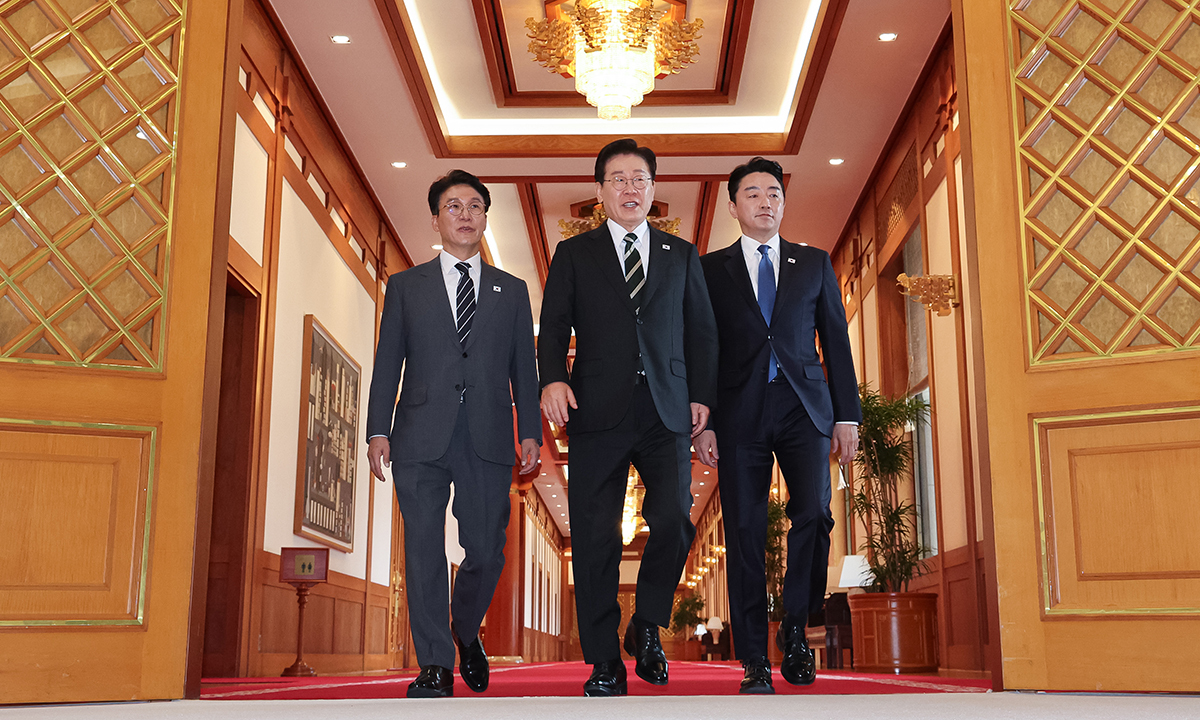 이재명 대통령과 김민석 국무총리, 강훈식 대통령비서실장이 28일 청와대에서 국무회의 겸 비상경제점검회의에 입장하고 있다. 연합뉴스